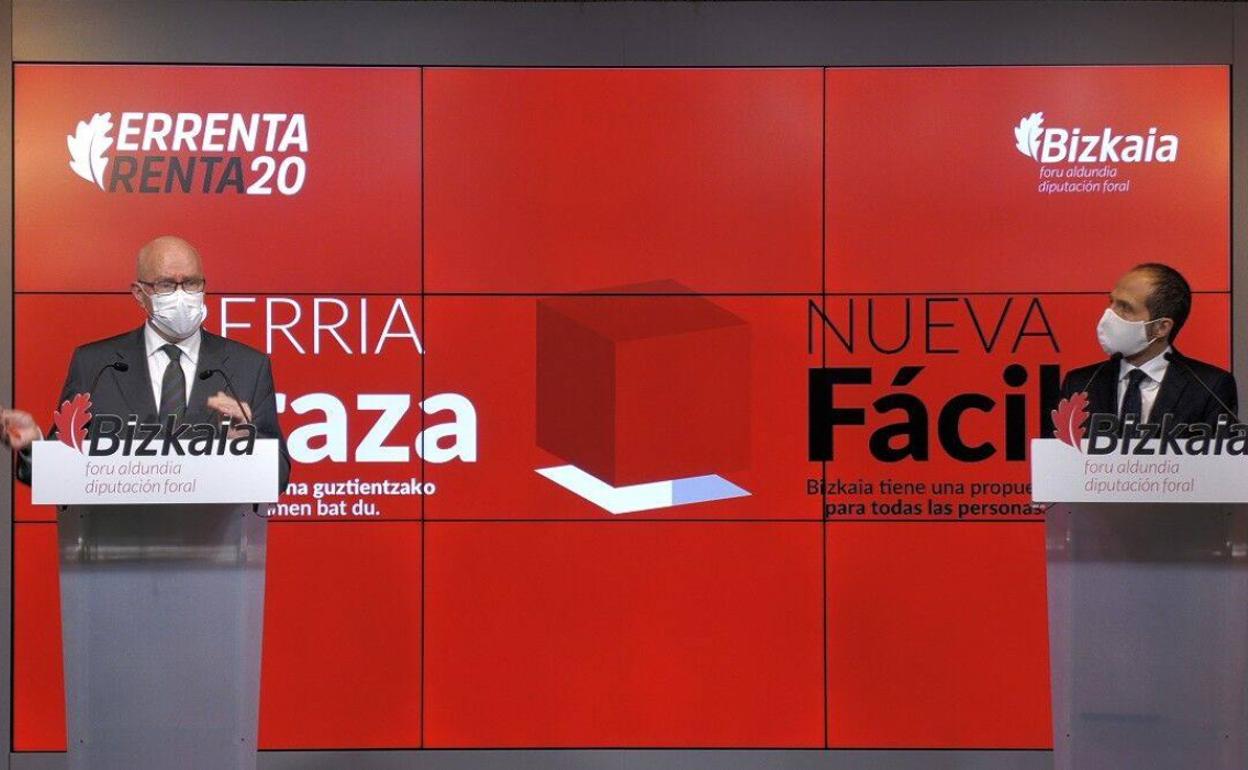 El diputado de Hacienda, José María Iruarrizaga y su director Iñaki Alonso, en la presentación de la renta.