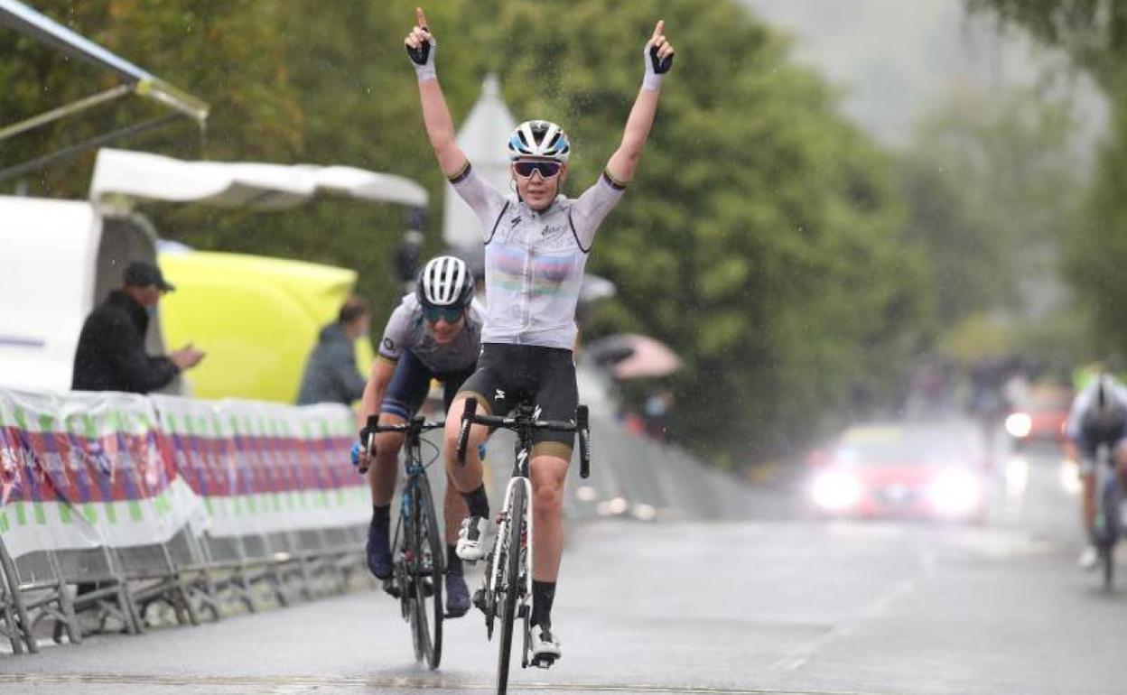 Van der Breggen se impone a Van Vleuten en el mano a mano entre ambas. 