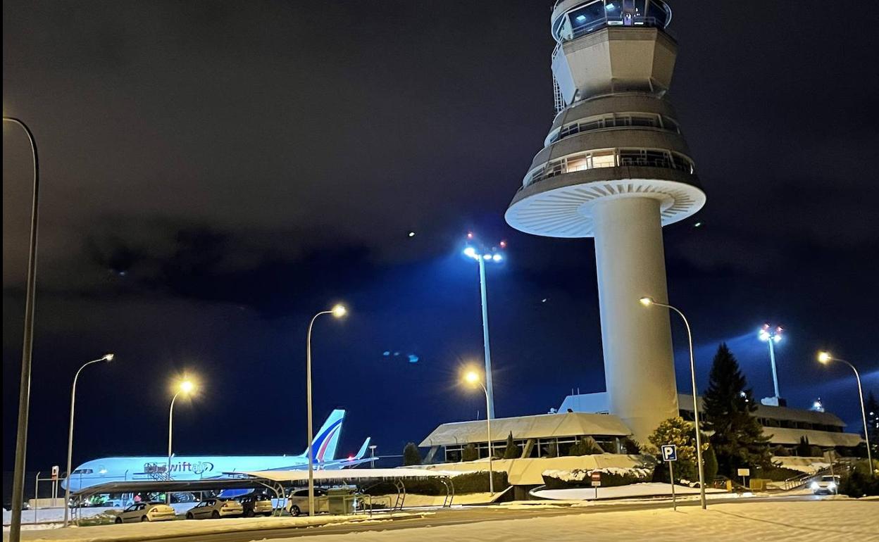 El aeropuerto de Foronda podría contar con otra actividad de negocio además del movimiento de mercancías y pasajeros.