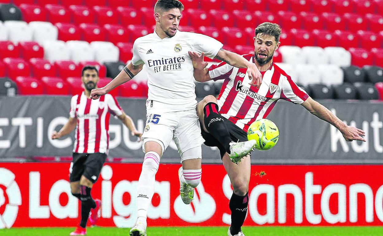 Yeray y Valverde pugnan por un balón en el partido del domingo en San Mamés entre el Athletic y el Real Madrid. 