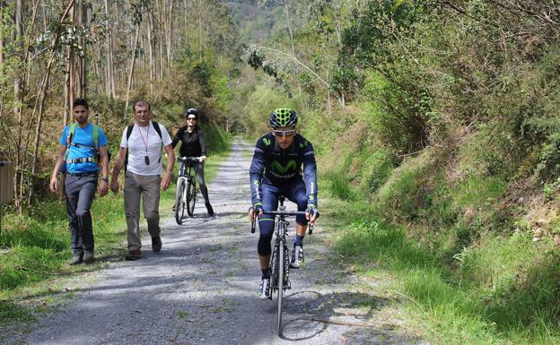 Ciclistas y peatones en el circuito Montes de Hierro. 