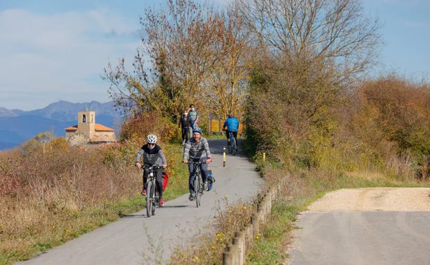 Ciclistas en el tramo próximo a Otazu.