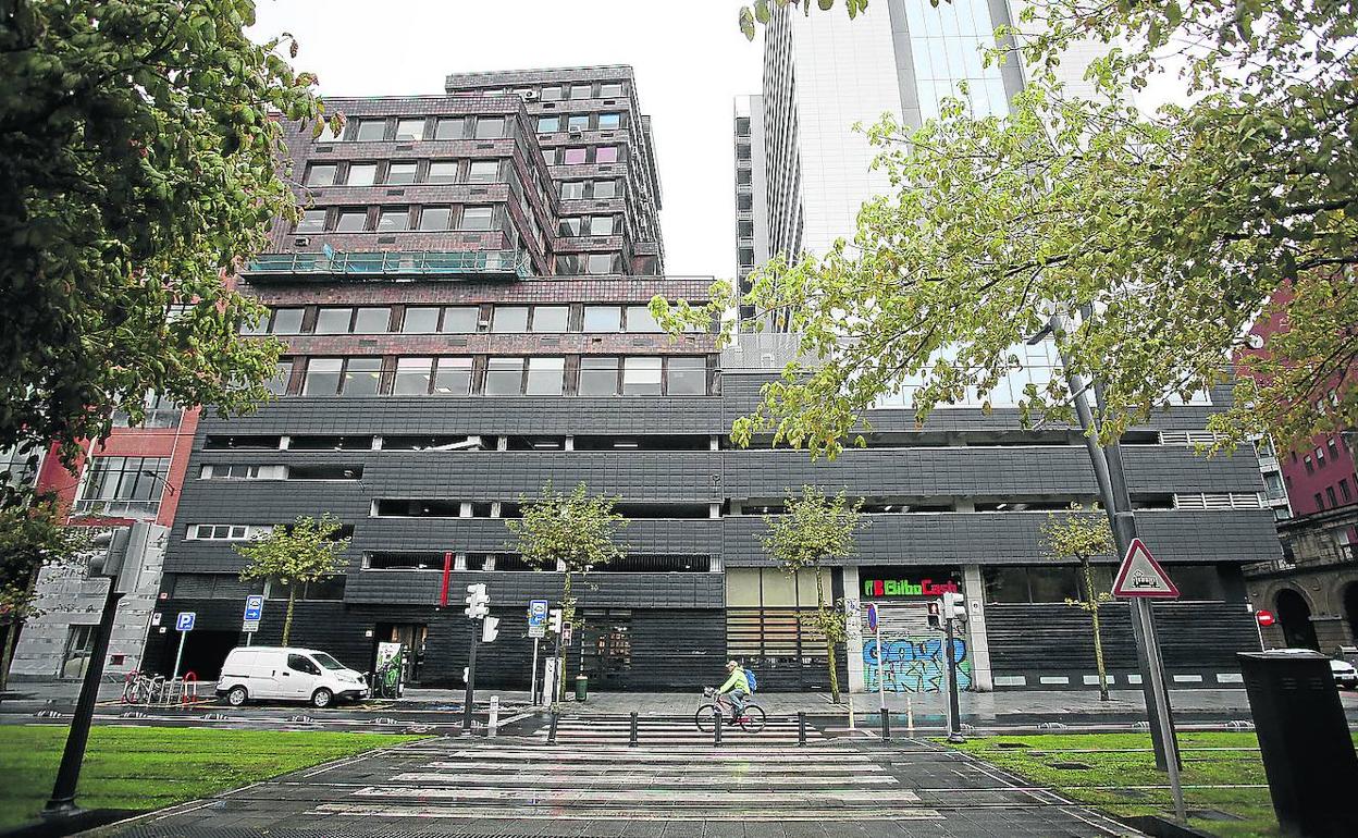 El edificio de la polémica cuenta con diez alturas y cuatro plantas de garajes. 