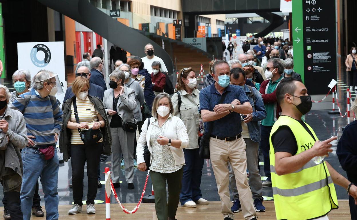 Decenas de personas esperan para ser vacunadas en el BEC. 