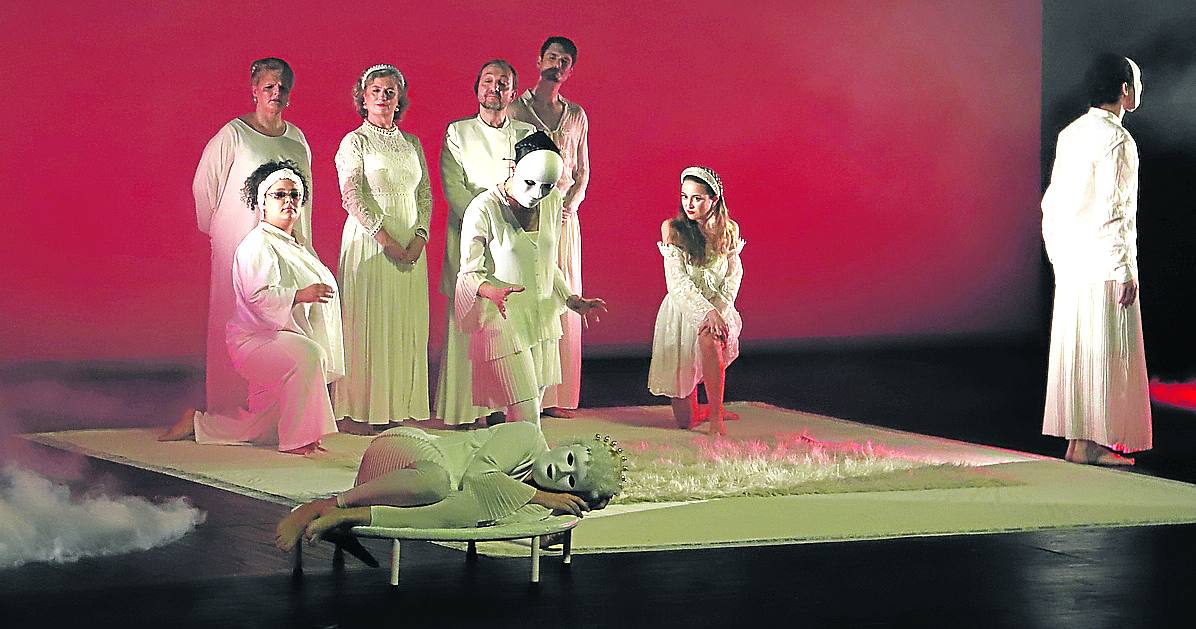 Escena de 'Ophelia', que llega a Pabellón 6 con un elenco de nueve intérpretes. 