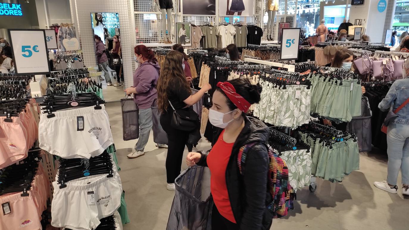 Fotos: Colas en la apertura del Primark de Bilbao