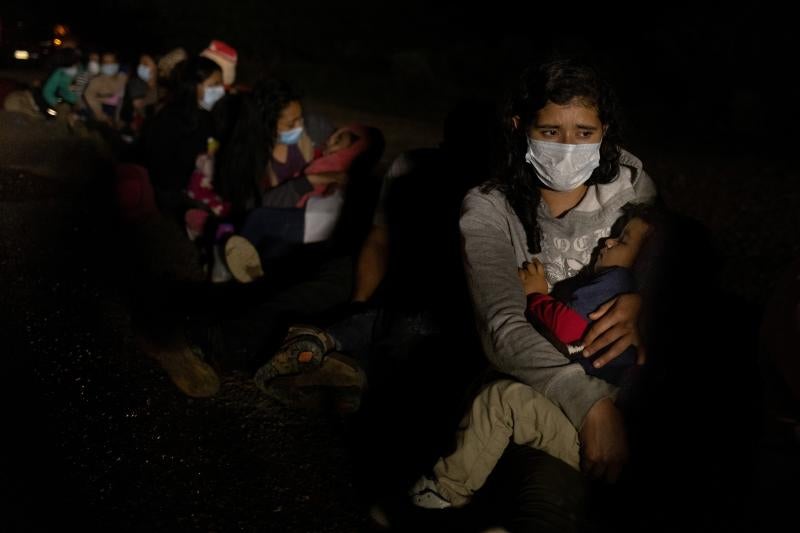 Grinsenda busca asilo desde Honduras. El viaje lo ha hecho con su pequeño Matías, de dos años. Esperan a ser procesados por la patrulla fronteriza tras su periplo.