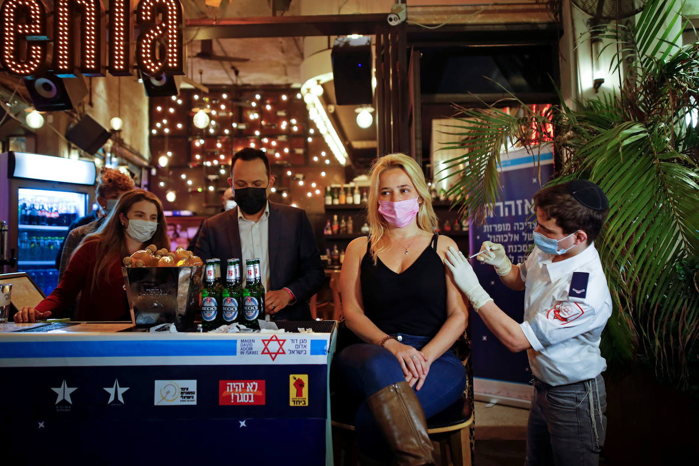 En Tel Aviv (Israel) se optó por vacunar a la gente en algunos bares, donde se les ofrecía un refrigerio. 