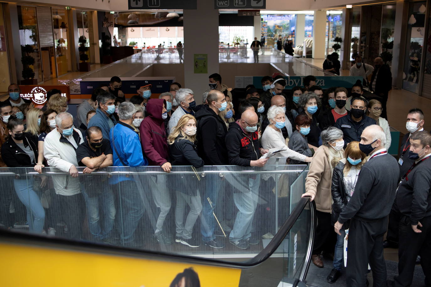 En Belgrado (Serbia), se habilitó un vacunódromo en el centro comercial Usce.