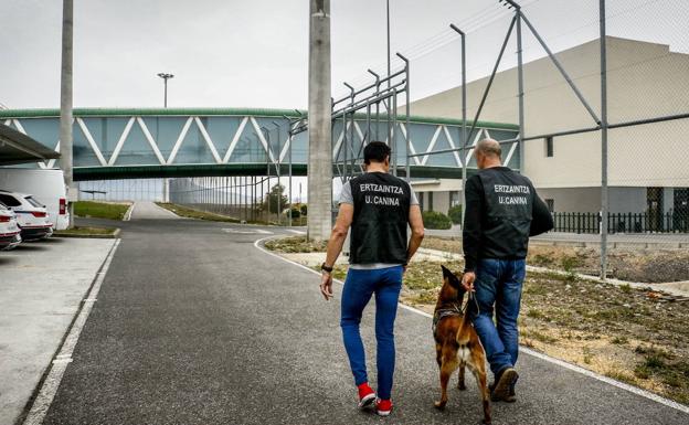 Ertzainas de la unidad canina, antes de una revisión en Zaballa. 