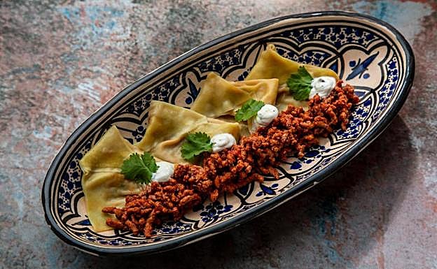 Aushak afgano: raviolis rellenos de verduras y acompañados de una salsa de yogur y de otra de carne.