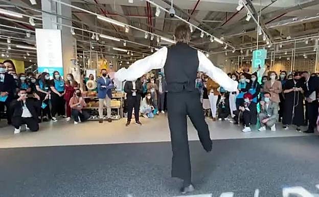 Un aurresku de honor en la apertura del Primark de Bilbao