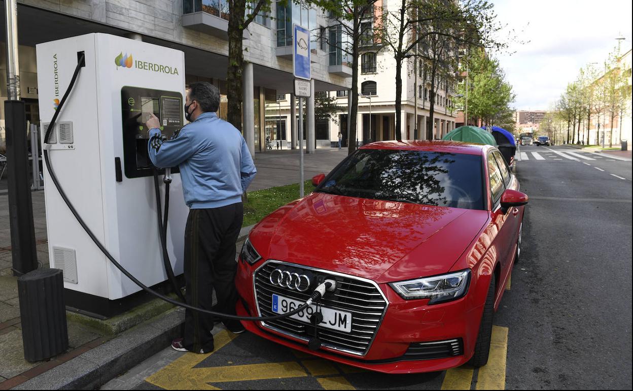 Un conductor recarga su coche eléctrico en el centro de Bilbao.