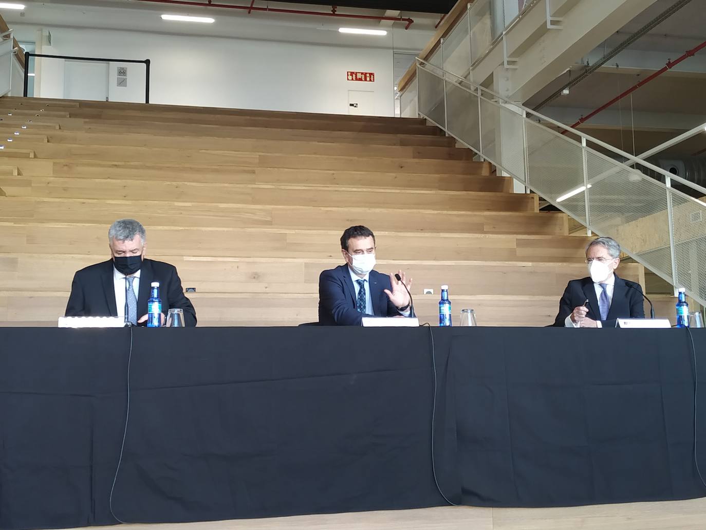 El director del Centro de Formación Profesional de Somorrostro, Javier Laiseca; el rector de la Universidad de Mondragon, Vicente Atxa; y el presidente de Petronor, Emiliano López Atxurra, en la presentación del máster.