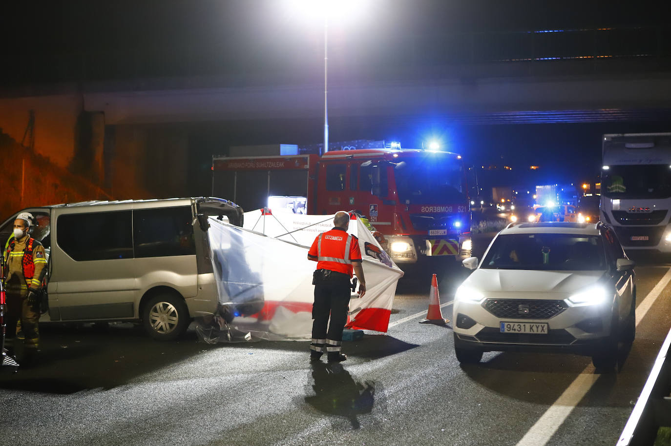 Fotos: Fallecen dos de los seis ocupantes de una furgoneta al volcar en la AP-1 en Armiñón