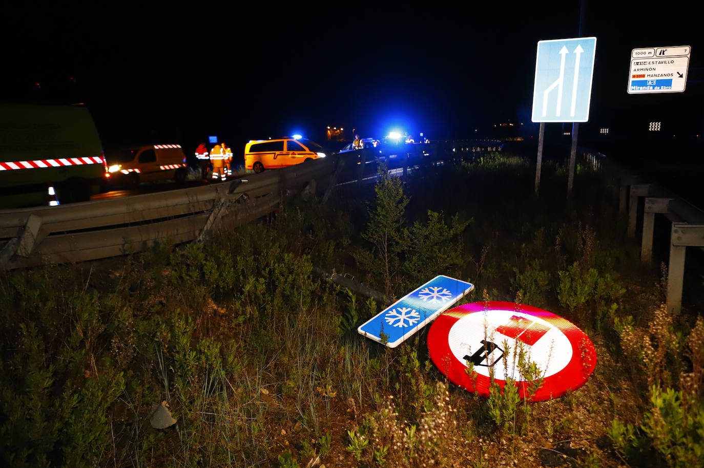 Fotos: Fallecen dos de los seis ocupantes de una furgoneta al volcar en la AP-1 en Armiñón
