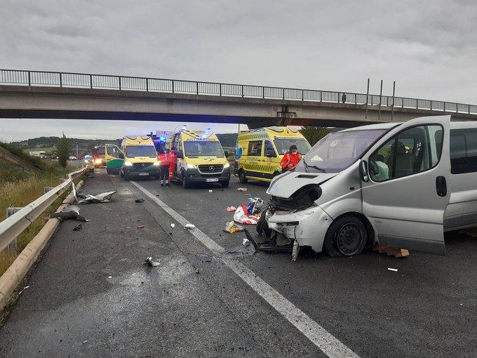 Fotos: Fallecen dos de los seis ocupantes de una furgoneta al volcar en la AP-1 en Armiñón