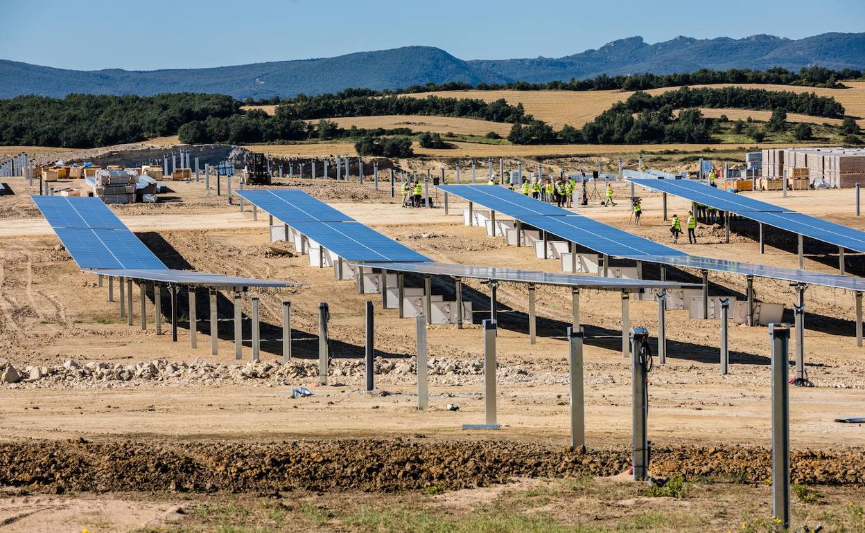 Placas fotovoltaicas en el polígono de Arasur. 