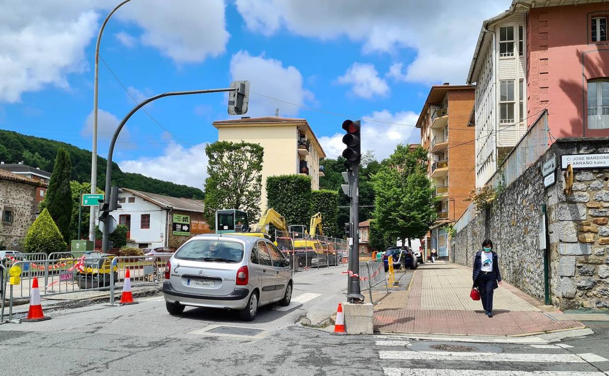 A menudo, los coches tienen que esperar en el semáforo para subir, lo que colapsa el cruce. 