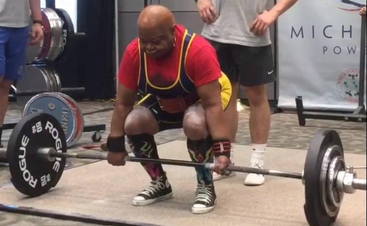 Langdon pesaba 95 kilos y tenía dificultades para subir las escaleras cuando decidió apuntarse al gimnasio. 