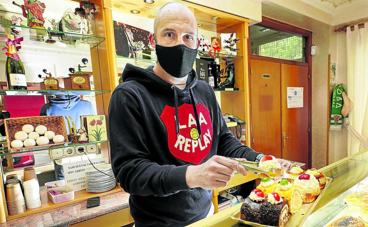 El portero Mikel Saizar en la pastelería familiar Saizar, en Tolosa. 