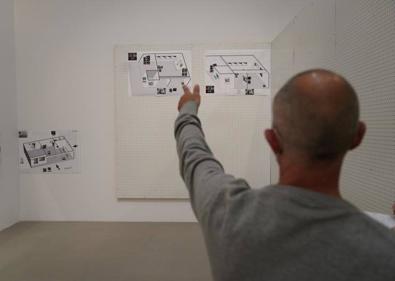 Imagen secundaria 1 - 'Bézier' (2020), obra al inicio de la exposición. Debajo, el artista junto a algunos diseños de exposiciones en esos paneles que simbolizan retículas del trabajo arquitectónico y detalle de 'Serie Friso Oteiza' (2021). 