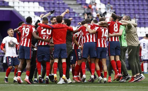 Los jugadores del Atletico celebran el título de Liga en el césped del José Zorrilla. 