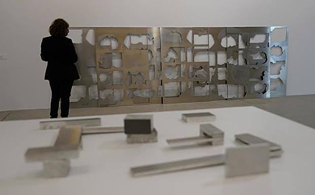 Imagen principal - 'Bézier' (2020), obra al inicio de la exposición. Debajo, el artista junto a algunos diseños de exposiciones en esos paneles que simbolizan retículas del trabajo arquitectónico y detalle de 'Serie Friso Oteiza' (2021). 