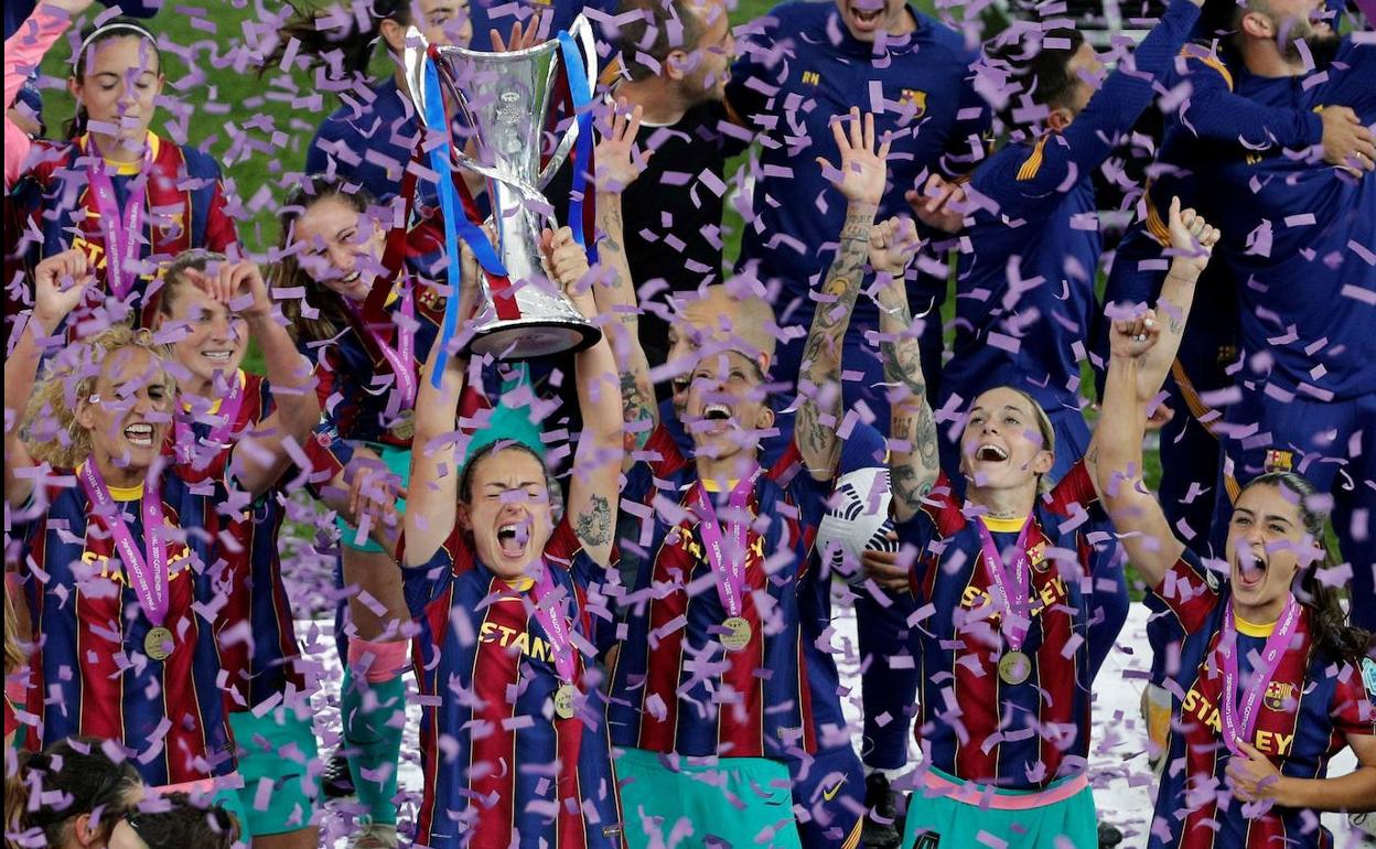 Las jugadoras del Barça celebran el título de la Champions.