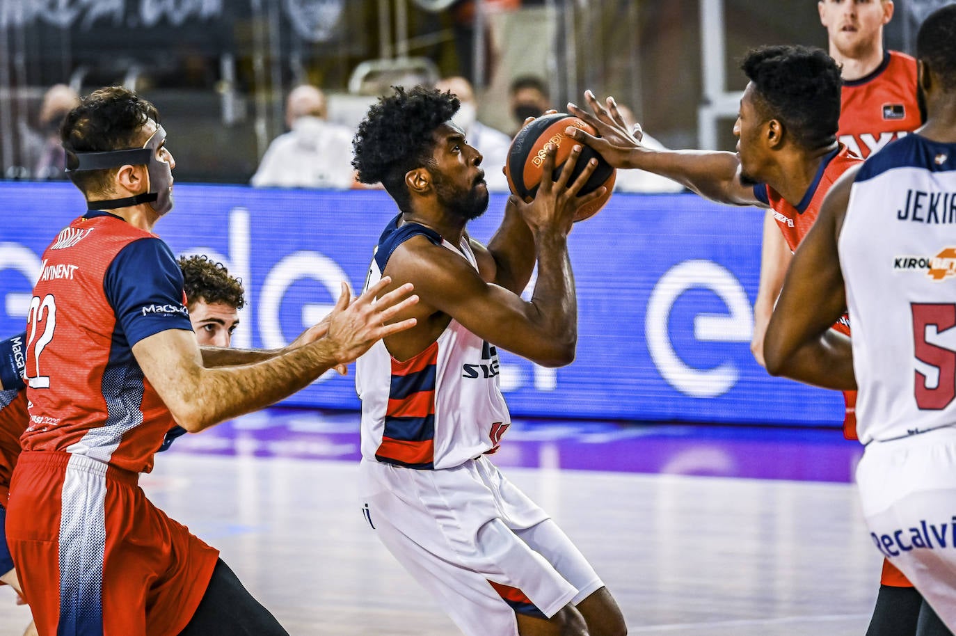 Fotos: Las mejores imágenes del Manresa-Baskonia