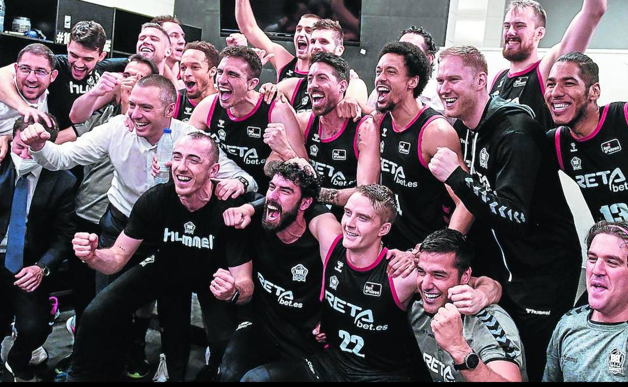 La plantilla y el cuerpo técnico celebraron de esta manera la salvación en el vestuario, donde Álex Mumbrú dio las gracias a sus jugadores por la hazaña conseguida.