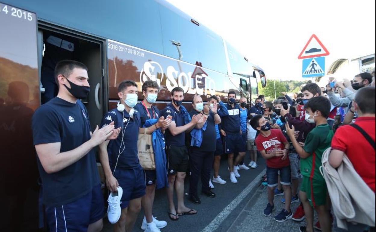 Los jugadores del Amorebieta recibieron el cariño de sus seguidores.