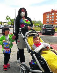 Imagen secundaria 2 - Algunos representantes de cuadrillas mirandesas animaron las terrazas mirandesas. Los accesos a San Juan Cerrados y una madre junto a su hijo ataviada con el traje de cuadrilla.