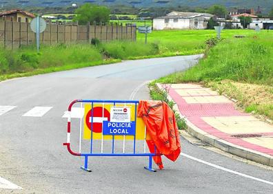 Imagen secundaria 1 - Algunos representantes de cuadrillas mirandesas animaron las terrazas mirandesas. Los accesos a San Juan Cerrados y una madre junto a su hijo ataviada con el traje de cuadrilla.
