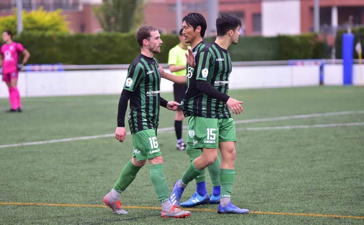 Varios jugadores del Sestao River durante el encuentro que les enfrentó al Urduliz 