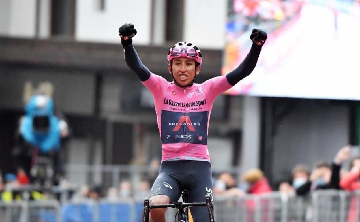 Egan Bernal entra victorioso en meta. 