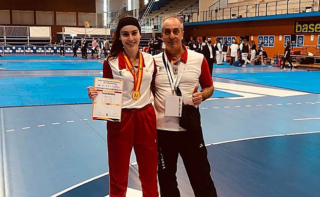Jone junto a su padre Arturo, quien le pudo acompañar como entrenador. 