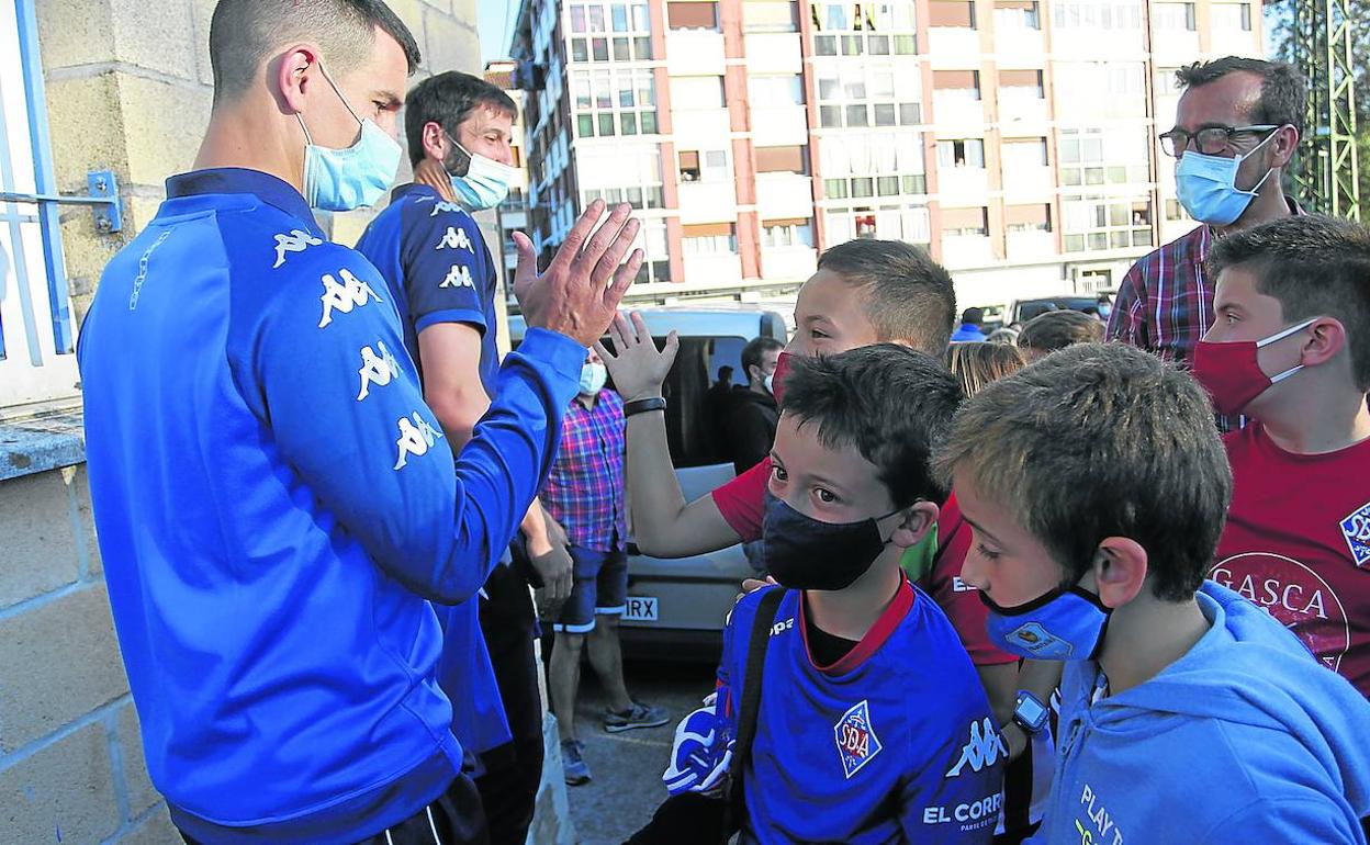 Jóvenes aficionados saludan a sus héroes al llegar ayer a Amorebieta. 