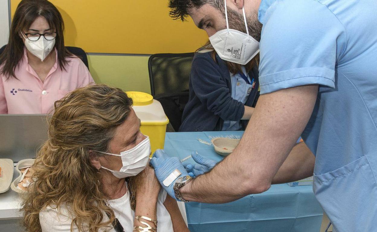 La consejera de Salud recibe la vacuna. 