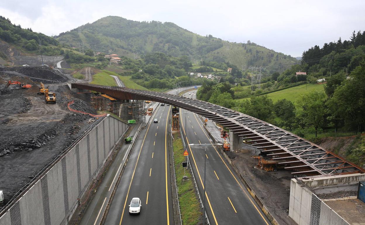 El nuevo puente, ya instalado sobre la autopista y con los túneles al fondo.