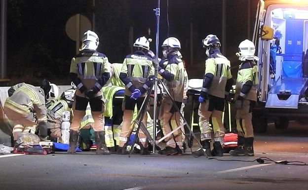 Sanitarios atienden al motorista herido en La Avanzada. LUIS CALABOR