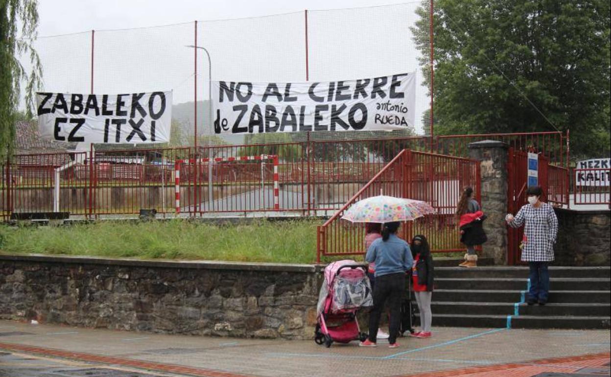 Las familias han colocado ya pancartas en el exterior del centro contra su cierre. 