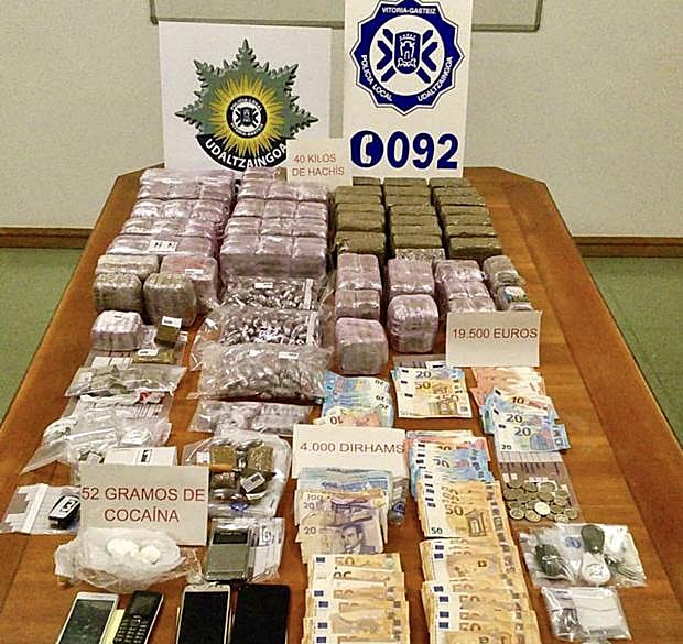 La droga y el dinero incautado por la Guardia urbana de Vitoria. 