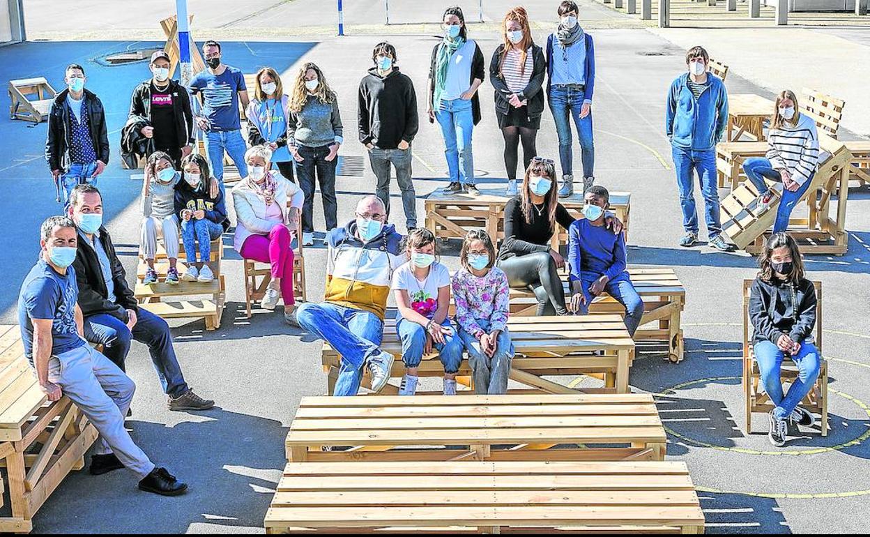 Tutores y profesorado, junto a alumnado de 10 y 11 años, participan en el proyecto de exposición junto al museo Artium dentro del programa Magnet-Erakarri. 