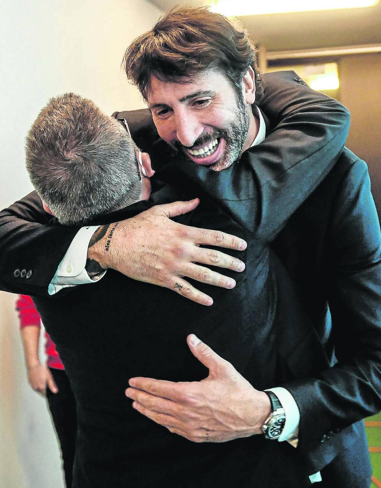 Álex Mumbrú celebra la salvación del RETAbet en Miribilla. 