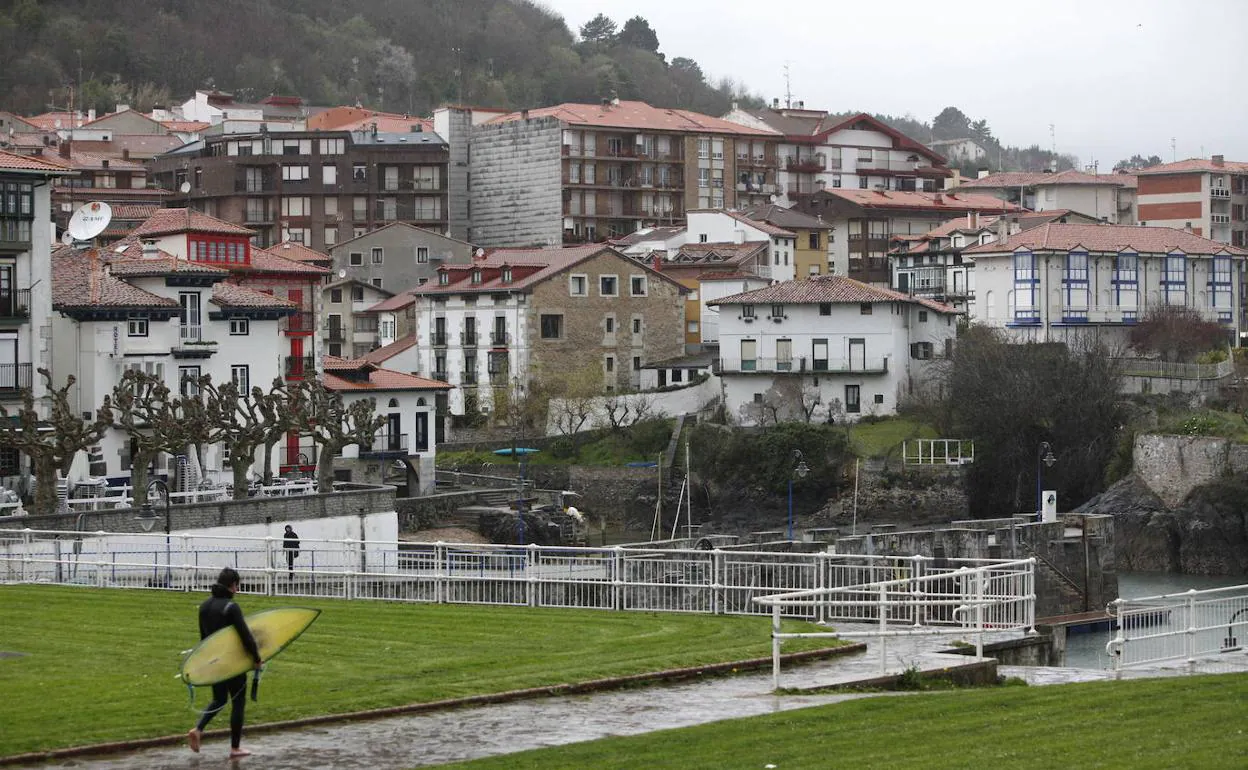 Prohibido pasear con el torso desnudo por la calle | El Correo