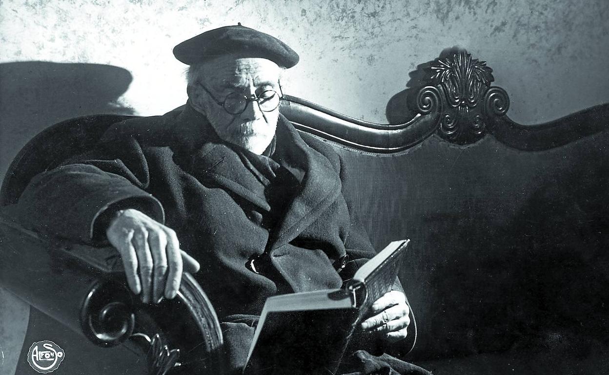 Pío Baroja en el salón de su casa, a principios de los 50, en una imagen sacada por el conocido fotógrafo Alfonso.