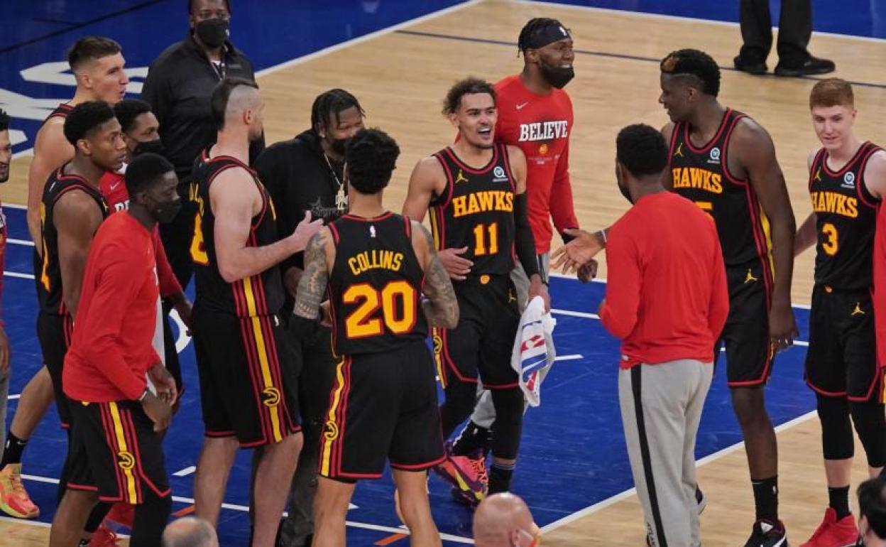 Young taldekideekin garaipena ospatzen du Madison Square Gardenean