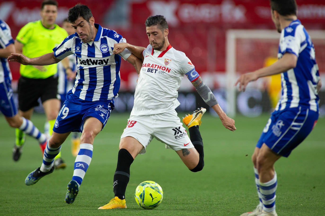 Manu encima a Escudero en su último partido como jugador del Deportivo Alavés. El vitoriano fue titular en el duelo ante el Sevilla de la jornada 38.