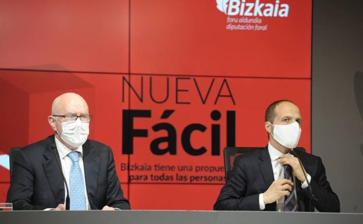 José María Iruarrizaga, diputado de Hacienda, junto a su director, Iñaki Alonso, en una imagen de archivo.